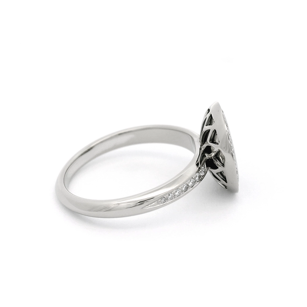 Ring Trance aus Weißgold mit konkav gewölbter mediumblauer Feueremaille über Windmühlen Guilloché, Brillantkranz auf dem Ringkopf und Brillanten auf der Ringschiene.