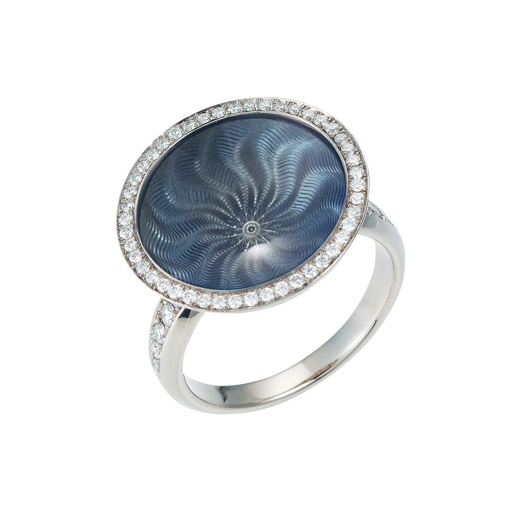 Ring Trance aus Weißgold mit gelbgoldener Basis unter der konkav gewölbten mediumblauer Feueremaille, Windmühlen Guilloché und umlaufendem Brillantkranz, Ringkopf Durchmesser 18,4 mm.