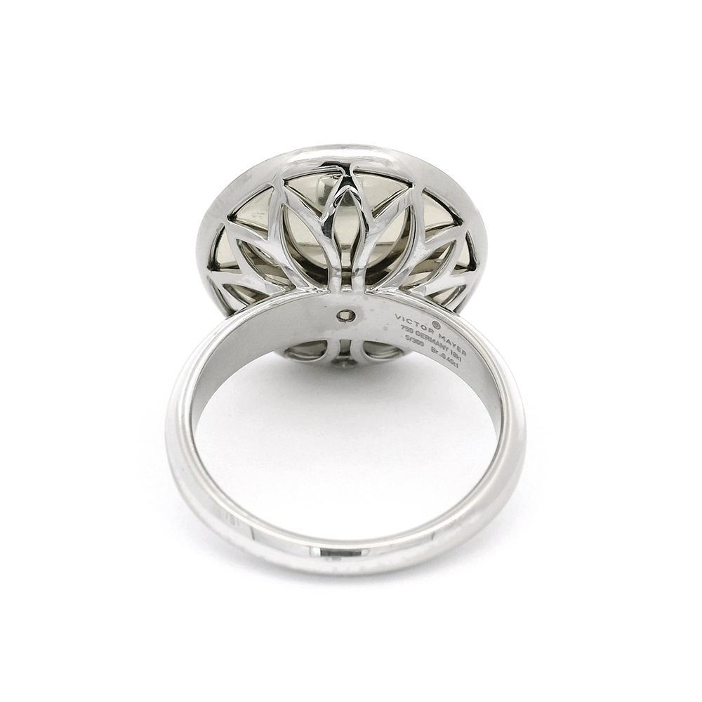 Ring Trance aus Weißgold mit gelbgoldener Basis unter der konkav gewölbten mediumblauer Feueremaille, Windmühlen Guilloché und umlaufendem Brillantkranz, Ringkopf Durchmesser 18,4 mm.