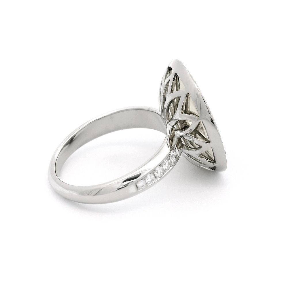 Ring Trance aus Weißgold mit gelbgoldener Basis unter der konkav gewölbten mediumblauer Feueremaille, Windmühlen Guilloché und umlaufendem Brillantkranz, Ringkopf Durchmesser 18,4 mm.