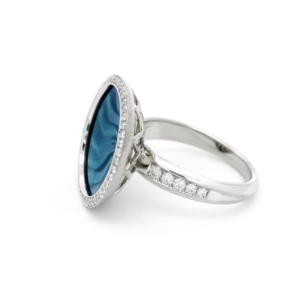 Ring Trance aus Weißgold mit gelbgoldener Basis unter der konkav gewölbten mediumblauer Feueremaille, Windmühlen Guilloché und umlaufendem Brillantkranz, Ringkopf Durchmesser 18,4 mm.