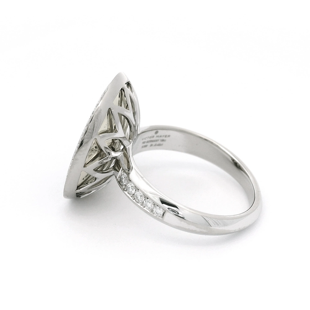 Ring Trance aus Weißgold mit gelbgoldener Basis unter der konkav gewölbten mediumblauer Feueremaille, Windmühlen Guilloché und umlaufendem Brillantkranz, Ringkopf Durchmesser 18,4 mm.