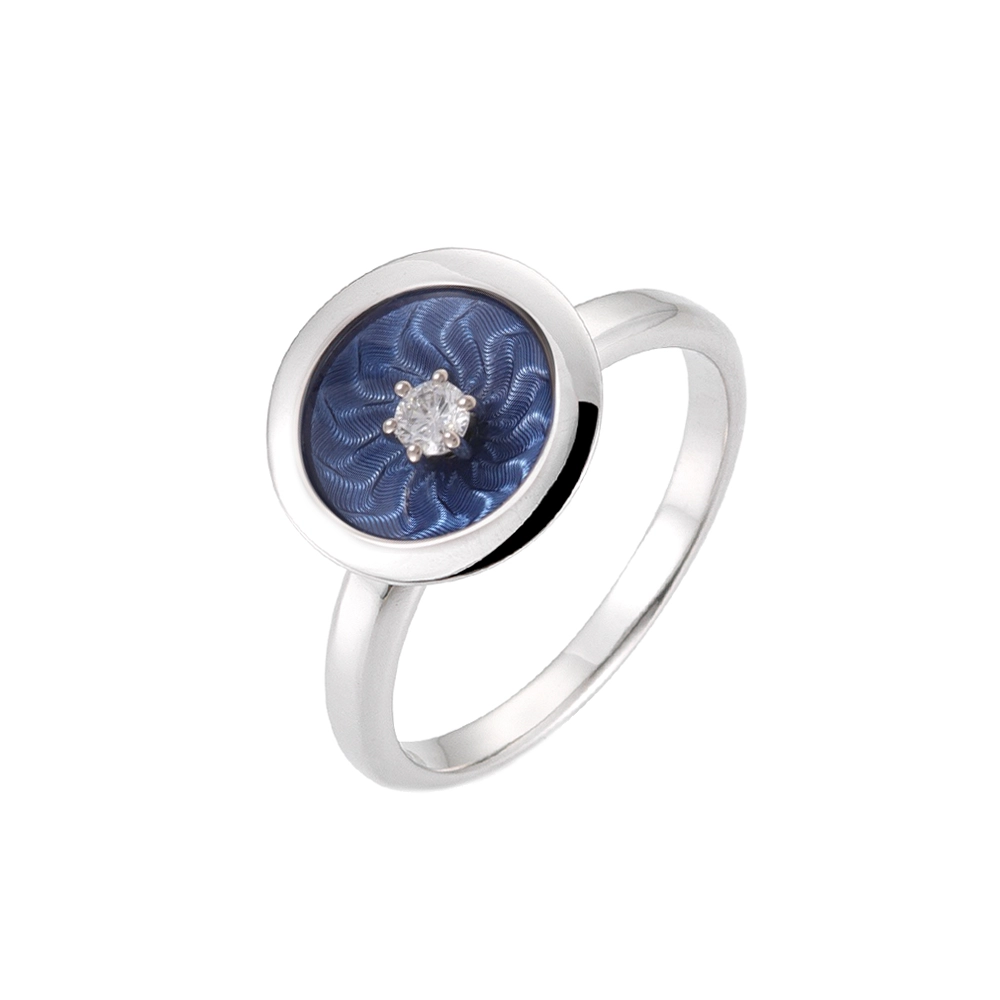 Ring aus Weißgold mit rundem Ringkopf. Der Ringkopf ist konkav gewölbt und mit mediumblauer transluzider Feueremaille versehen, unter der ein feines Windmühlen-Guilloché sichtbar ist. Im Zentrum der Emaillefläche sitzt ein einzelner kleiner Brillant als klarer Lichtpunkt. Die Gestaltung wirkt ruhig, geometrisch und ausgewogen.