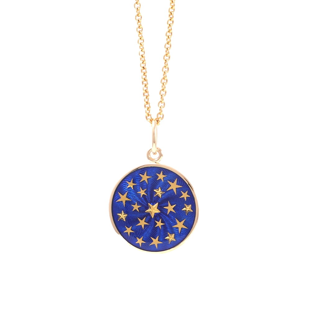 Kleiner runder Anhänger aus Gelbgold, etwa so groß wie eine kleine Münze. Die Vorderseite schimmert in durchscheinender blauer Emaille mit feinem Wellenmuster. 20 kleine goldene Sterne in vier unterschiedlichen Formen sind unregelmäßig über die Fläche verteilt und bilden einen dichten Sternenhimmel.