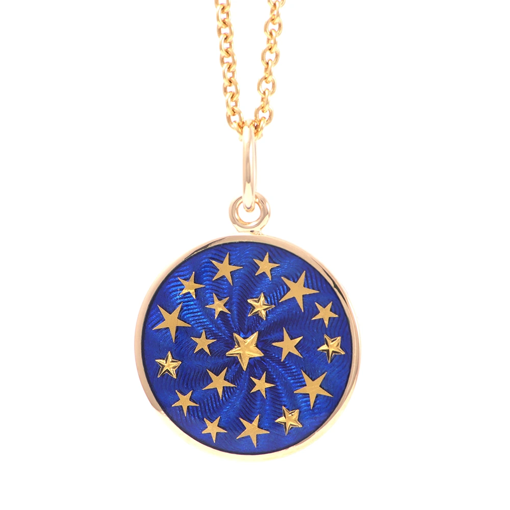 Kleiner runder Anhänger aus Gelbgold, etwa so groß wie eine kleine Münze. Die Vorderseite schimmert in durchscheinender blauer Emaille mit feinem Wellenmuster. 20 kleine goldene Sterne in vier unterschiedlichen Formen sind unregelmäßig über die Fläche verteilt und bilden einen dichten Sternenhimmel.