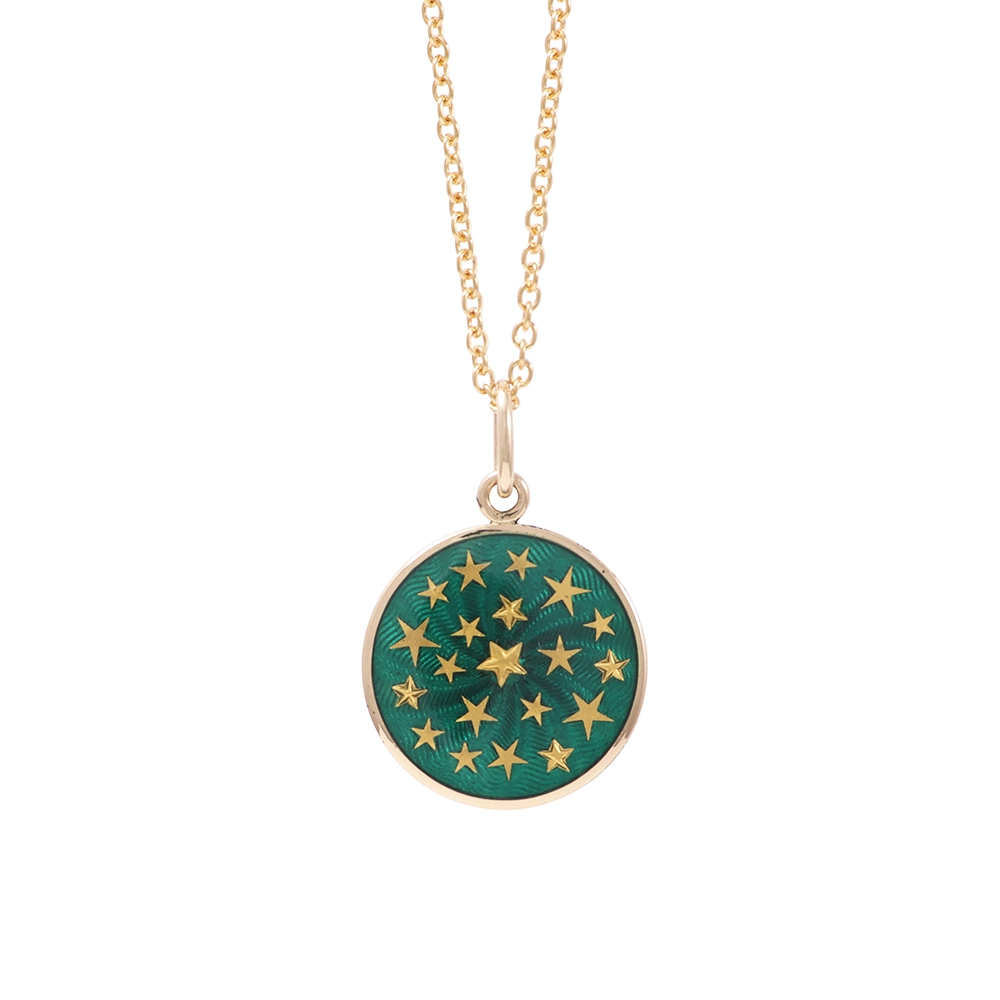 Kleiner runder Anhänger aus Gelbgold, etwa so groß wie eine kleine Münze. Die Vorderseite schimmert in durchscheinender smaragdgrüner Emaille mit feinem Wellenmuster. 20 kleine goldene Sterne in vier unterschiedlichen Formen sind unregelmäßig über die Fläche verteilt und bilden einen dichten Sternenhimmel.