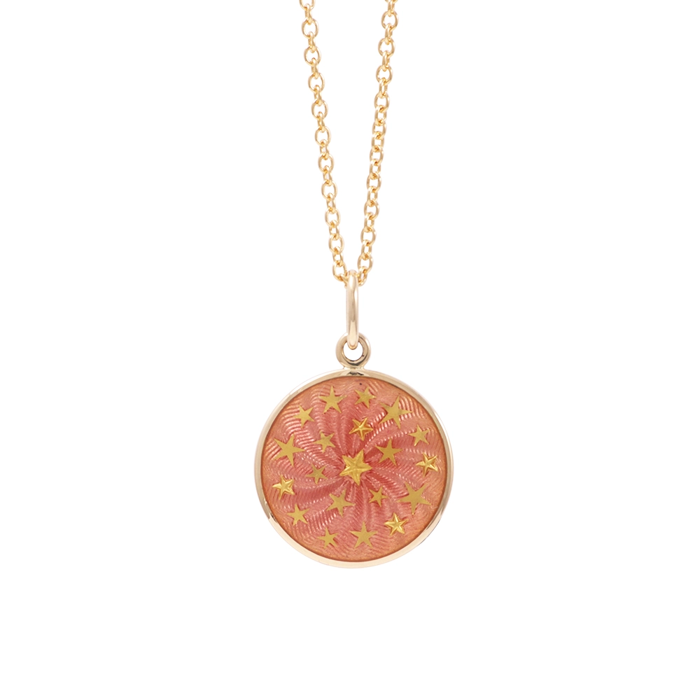 Kleiner runder Anhänger aus Gelbgold, etwa so groß wie eine kleine Münze. Die Vorderseite schimmert in durchscheinender rosa Emaille mit feinem Wellenmuster. 20 kleine goldene Sterne in vier unterschiedlichen Formen sind unregelmäßig über die Fläche verteilt und bilden einen dichten Sternenhimmel.