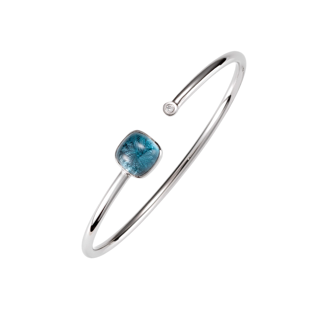 Era Armspange aus Weißgold mit kissenförmigem Blautopas-Cabochon 10 × 10 mm, einem hellblauen durchscheinenden Edelstein über einem feinen Guilloché-Wellenmuster