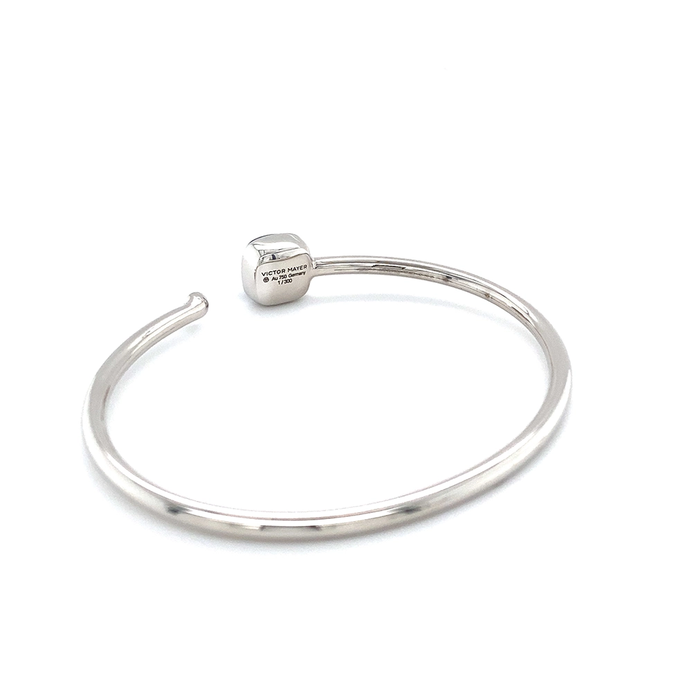 Era Bracelet in white gold with a cushion-cut blue topaz cabochon measuring 10 × 10 mm, a blue translucent gemstone set against a delicate guilloché wave pattern.
