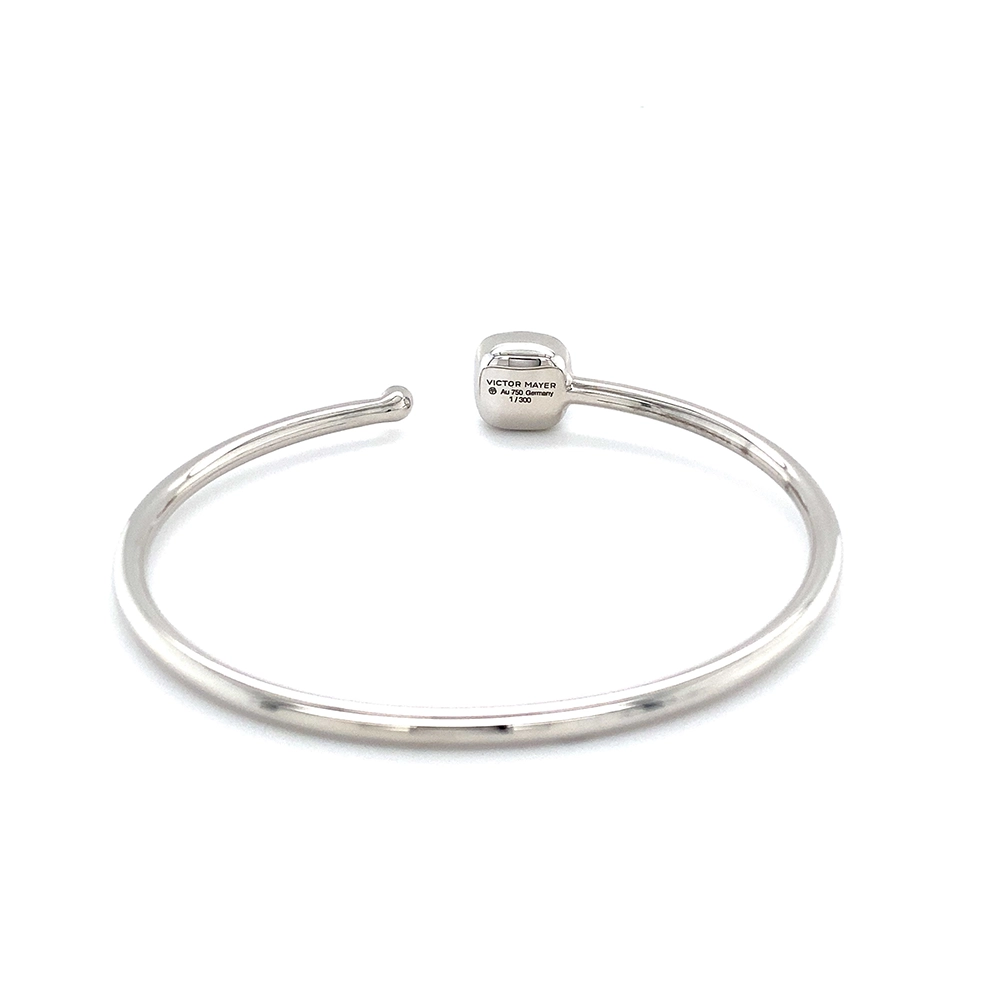 Era Bracelet in white gold with a cushion-cut blue topaz cabochon measuring 10 × 10 mm, a blue translucent gemstone set against a delicate guilloché wave pattern.