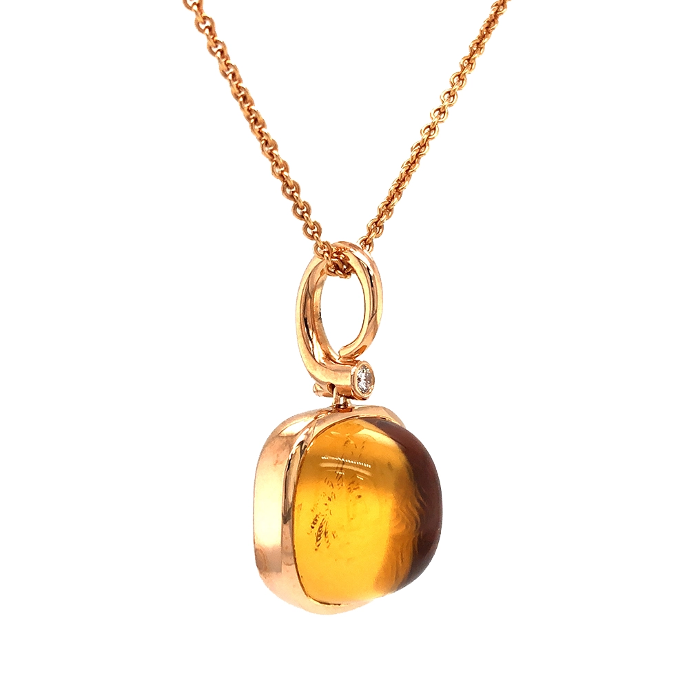 Era Anhänger aus Roségold mit kissenförmigem Goldcitrin-Cabochon 10 × 10 mm, einem gelben durchscheinenden Edelstein über einem feinen Guilloché-Wellenmuster