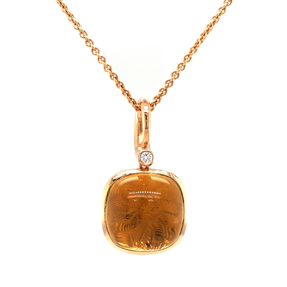 Era Anhänger aus Roségold mit kissenförmigem Goldcitrin-Cabochon 10 × 10 mm, einem gelben durchscheinenden Edelstein über einem feinen Guilloché-Wellenmuster