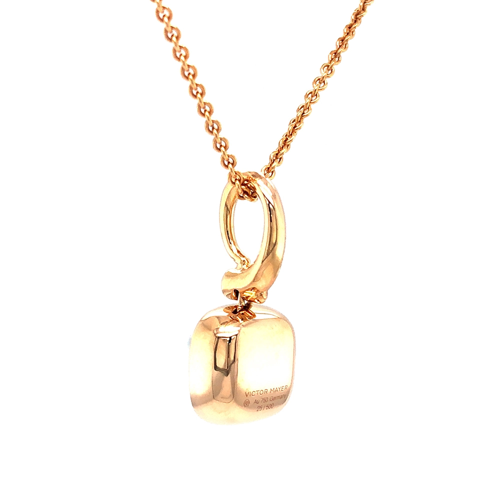 Era Anhänger aus Roségold mit kissenförmigem Mondstein-Cabochon 10 × 10 mm, einem opaleszierend durchscheinenden Edelstein über einem feinen Guilloché-Wellenmuster