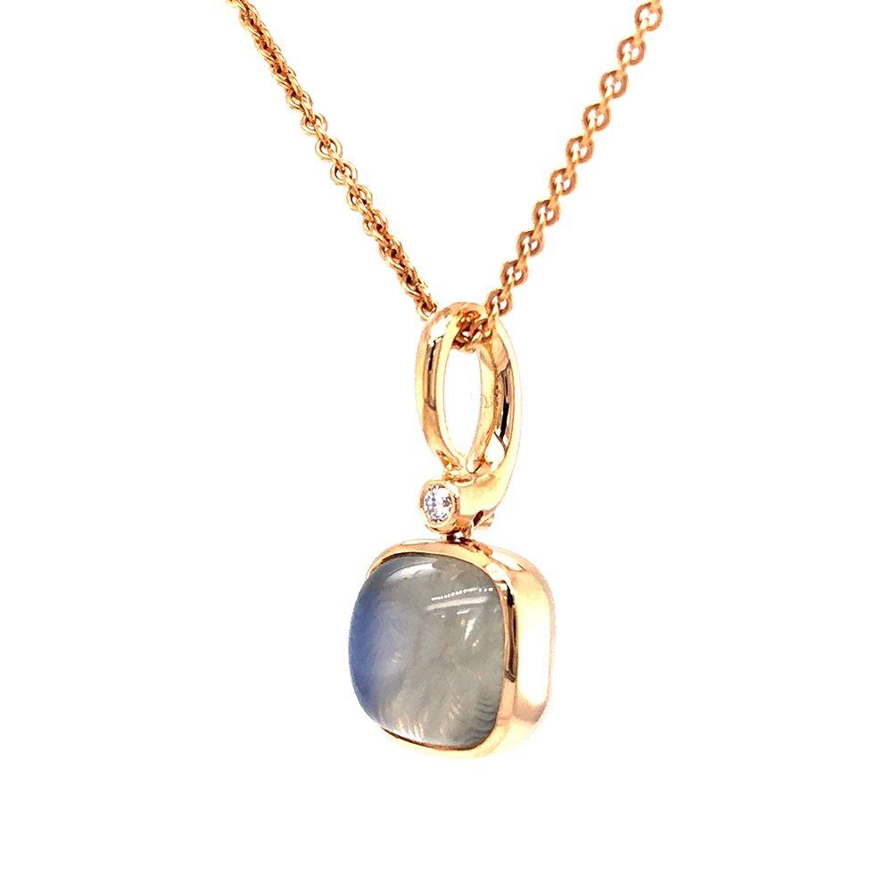 Era Anhänger aus Roségold mit kissenförmigem Mondstein-Cabochon 10 × 10 mm, einem opaleszierend durchscheinenden Edelstein über einem feinen Guilloché-Wellenmuster