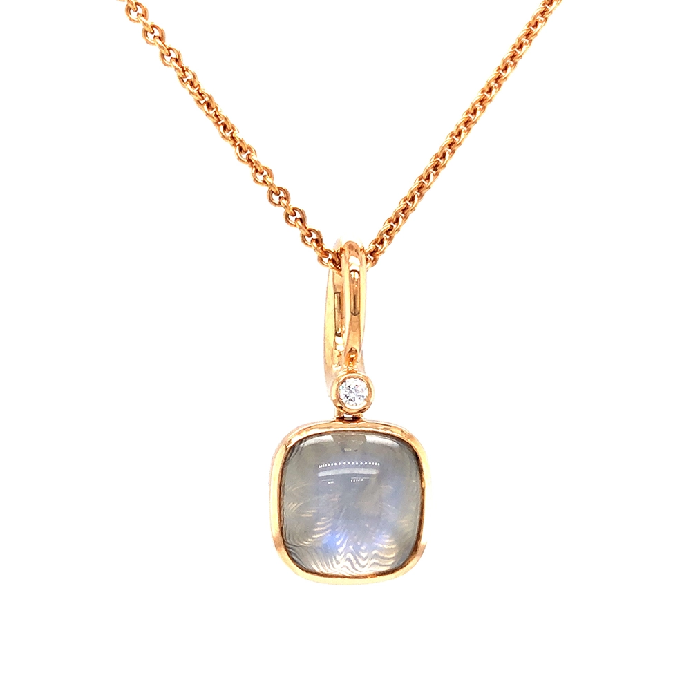 Era Anhänger aus Roségold mit kissenförmigem Mondstein-Cabochon 10 × 10 mm, einem opaleszierend durchscheinenden Edelstein über einem feinen Guilloché-Wellenmuster
