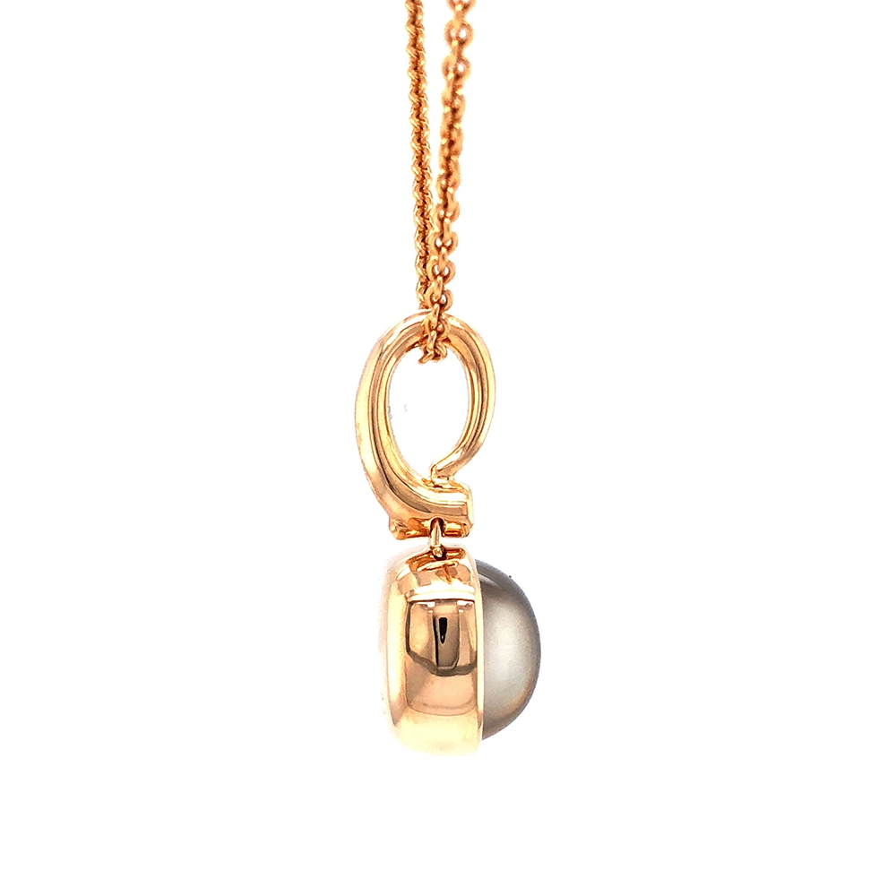 Era Anhänger aus Roségold mit kissenförmigem Mondstein-Cabochon 10 × 10 mm, einem opaleszierend durchscheinenden Edelstein über einem feinen Guilloché-Wellenmuster