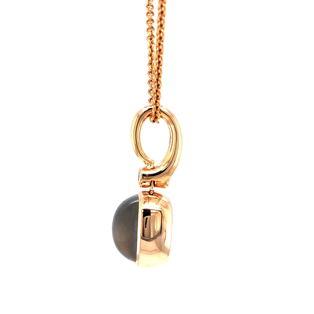 Era Anhänger aus Roségold mit kissenförmigem Mondstein-Cabochon 10 × 10 mm, einem opaleszierend durchscheinenden Edelstein über einem feinen Guilloché-Wellenmuster
