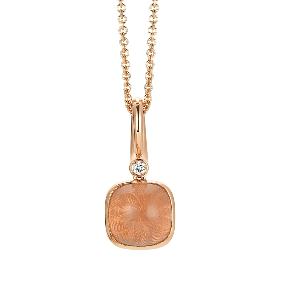 Era Anhänger aus Roségold mit kissenförmigem Rosenquarz-Cabochon 10 × 10 mm, einem zart rosafarbenem durchscheinenden Edelstein über einem feinen Guilloché-Wellenmuster