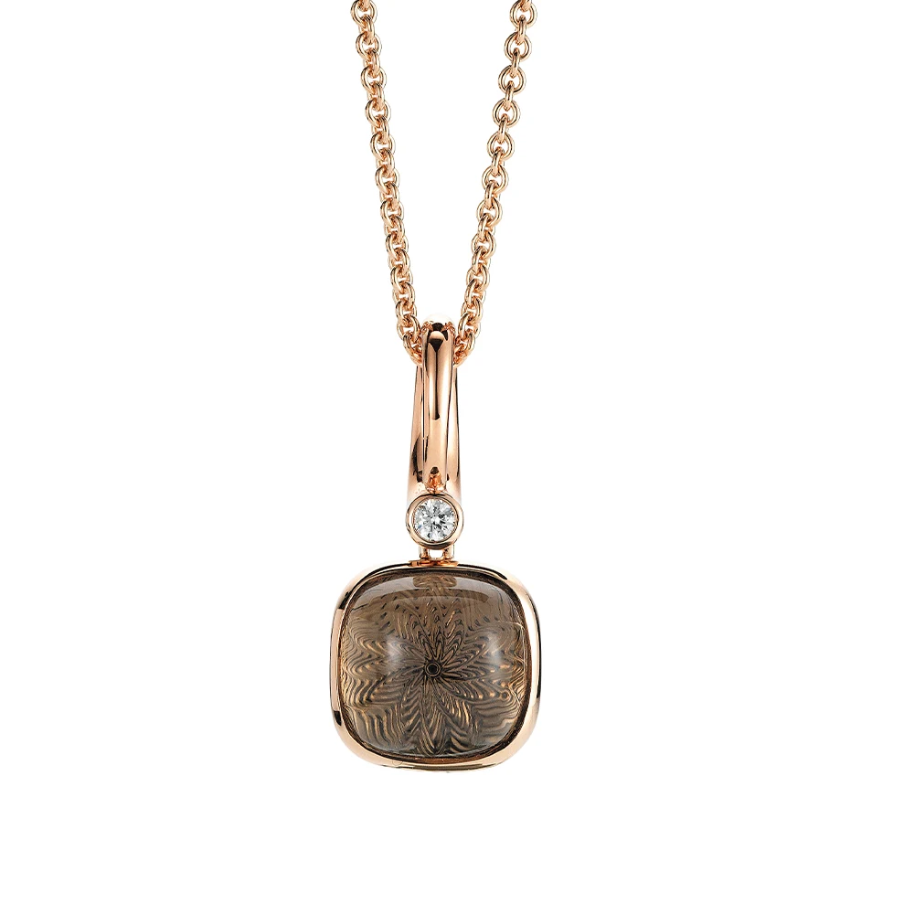 Era Anhänger aus Roségold mit kissenförmigem Rauchquarz-Cabochon 10 × 10 mm, einem braunen durchscheinenden Edelstein über einem feinen Guilloché-Wellenmuster