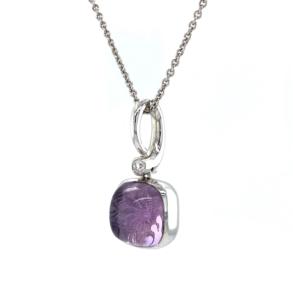 Era Anhänger aus Weißgold mit kissenförmigem Amethyst-Cabochon 10 × 10 mm, einem lilafarbenen durchscheinenden Edelstein über einem feinen Guilloché-Wellenmuster