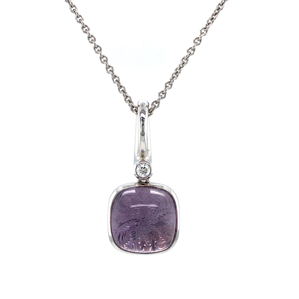 Era Anhänger aus Weißgold mit kissenförmigem Amethyst-Cabochon 10 × 10 mm, einem lilafarbenen durchscheinenden Edelstein über einem feinen Guilloché-Wellenmuster