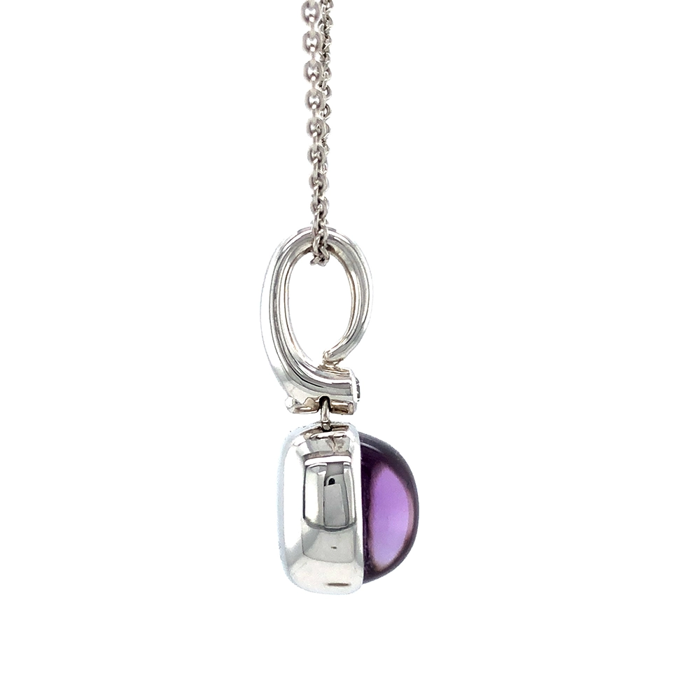 Era Anhänger aus Weißgold mit kissenförmigem Amethyst-Cabochon 10 × 10 mm, einem lilafarbenen durchscheinenden Edelstein über einem feinen Guilloché-Wellenmuster