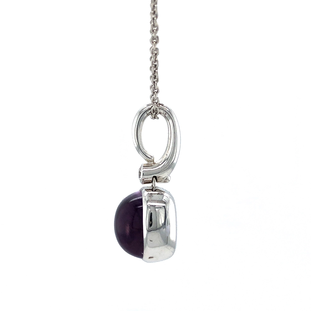 Era Anhänger aus Weißgold mit kissenförmigem Amethyst-Cabochon 10 × 10 mm, einem lilafarbenen durchscheinenden Edelstein über einem feinen Guilloché-Wellenmuster