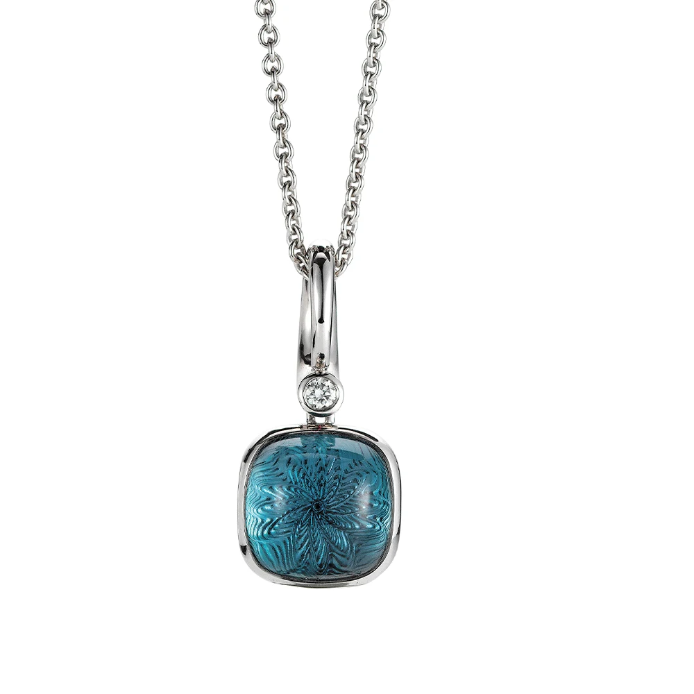 Era Anhänger aus Weißgold mit kissenförmigem Blautopas-Cabochon 10 × 10 mm, einem hellblauen durchscheinenden Edelstein über einem feinen Guilloché-Wellenmuster