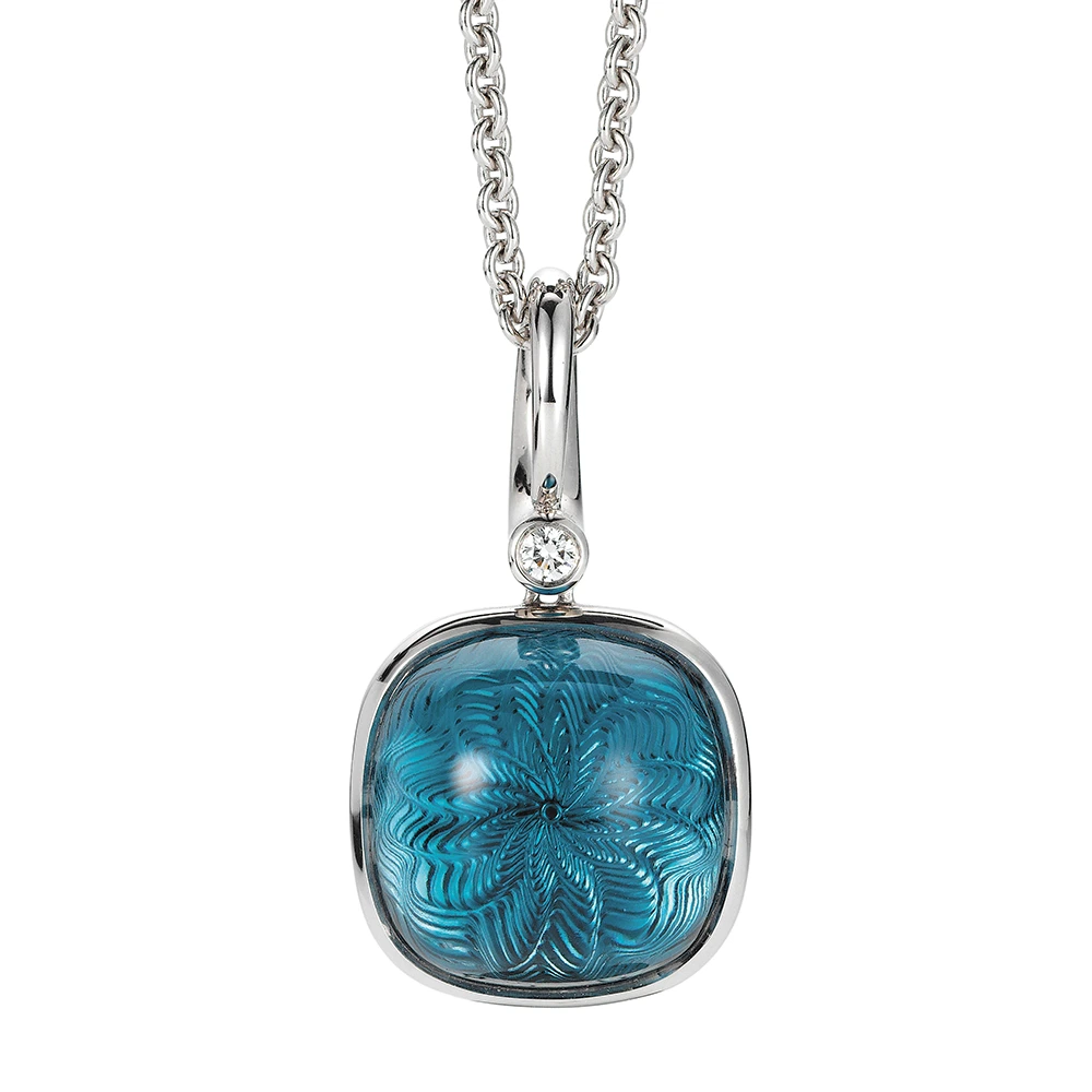 Era Anhänger aus Weißgold mit kissenförmigem Blautopas-Cabochon 14 x 14 mm, einem hellblauen durchscheinenden Edelstein über einem feinen Guilloché-Wellenmuster