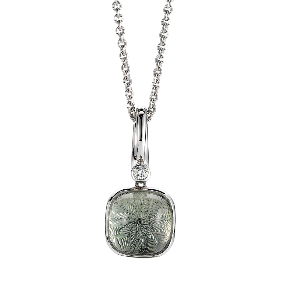 Era Anhänger aus Weißgold mit kissenförmigem Prasiolith-Cabochon 10 × 10 mm, einem hellgrünen durchscheinenden Edelstein über einem feinen Guilloché-Wellenmuster