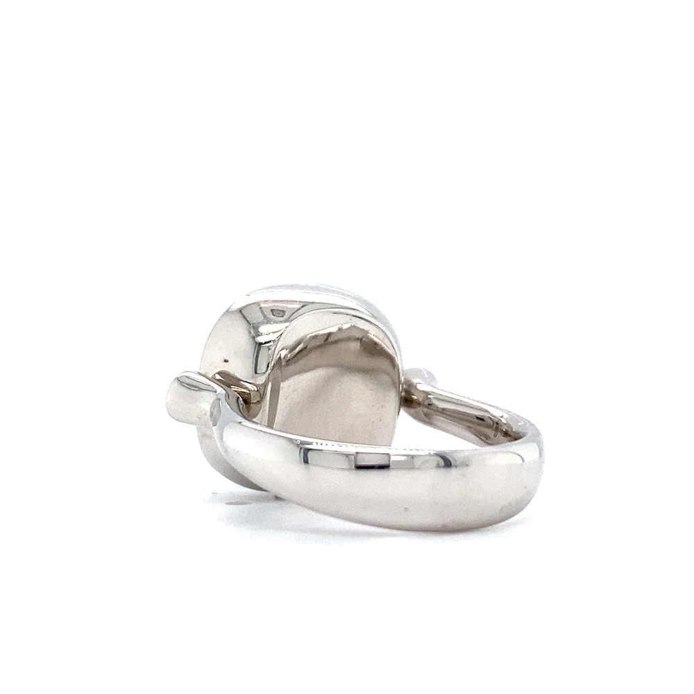 Era Ring aus Weißgold mit kissenförmigem Prasiolith-Cabochon 14 x 14 mm, einem hellgrünen durchscheinenden Edelstein über einem feinen Guilloché-Wellenmuster