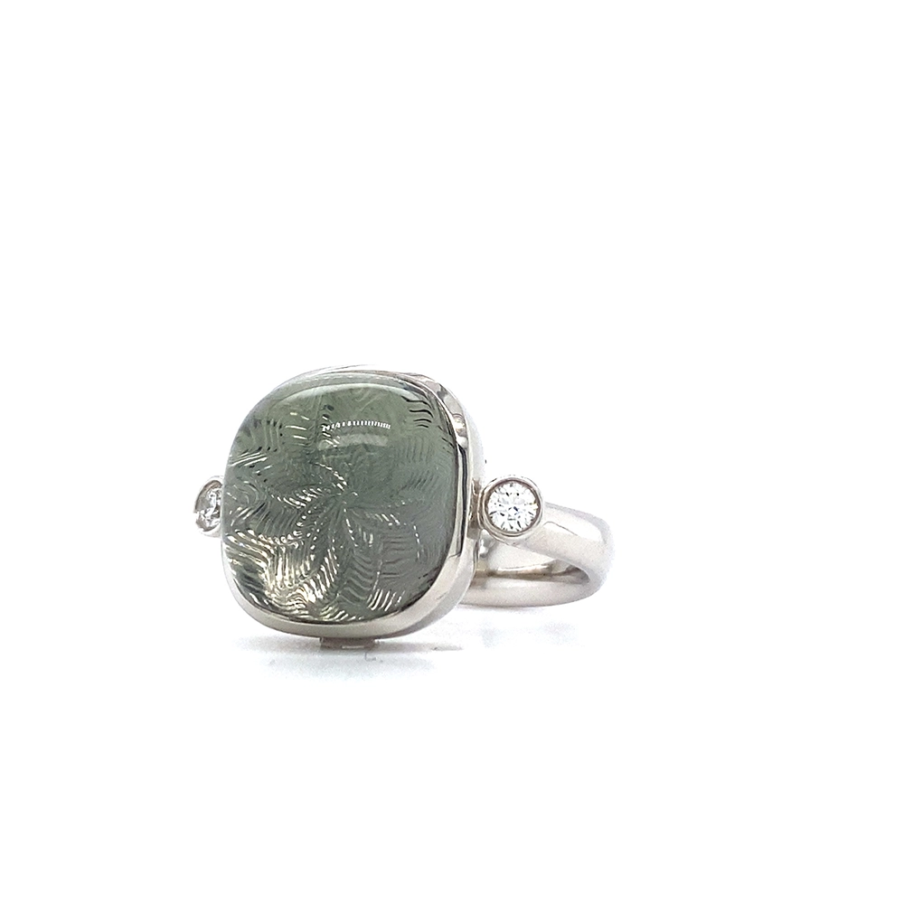 Era Ring aus Weißgold mit kissenförmigem Prasiolith-Cabochon 14 x 14 mm, einem hellgrünen durchscheinenden Edelstein über einem feinen Guilloché-Wellenmuster