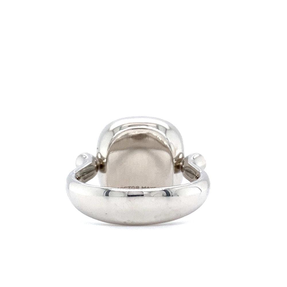 Era Ring aus Weißgold mit kissenförmigem Prasiolith-Cabochon 14 x 14 mm, einem hellgrünen durchscheinenden Edelstein über einem feinen Guilloché-Wellenmuster