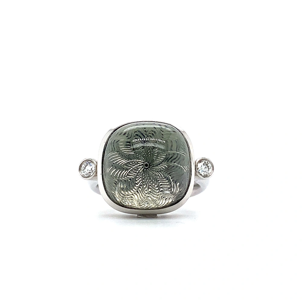 Era Ring aus Weißgold mit kissenförmigem Prasiolith-Cabochon 14 x 14 mm, einem hellgrünen durchscheinenden Edelstein über einem feinen Guilloché-Wellenmuster