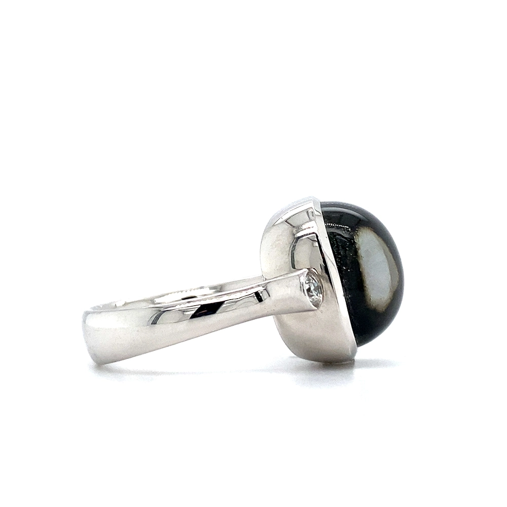 Era Ring aus Weißgold mit kissenförmigem Prasiolith-Cabochon 14 x 14 mm, einem hellgrünen durchscheinenden Edelstein über einem feinen Guilloché-Wellenmuster